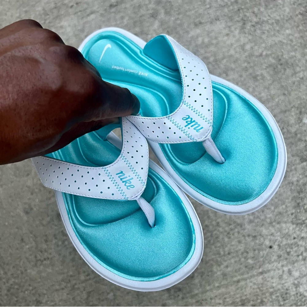 WMNS NIKE COMFORTS THONGS TEAL AQUA BLUE WHITES FOOTBEDS COM